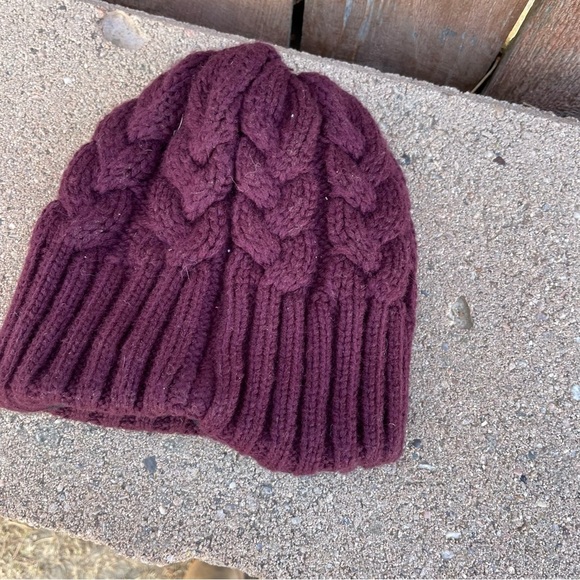 UNDER ARMOUR Women’s Burgundy Purple Winter Hat Beanie Fleece Lined - Picture 7 of 7